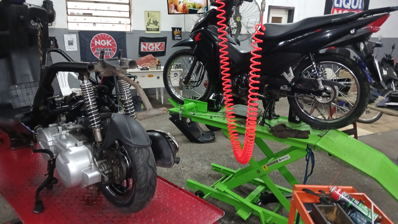 Interior del taller JZ Motomecánica con motos en elevadores