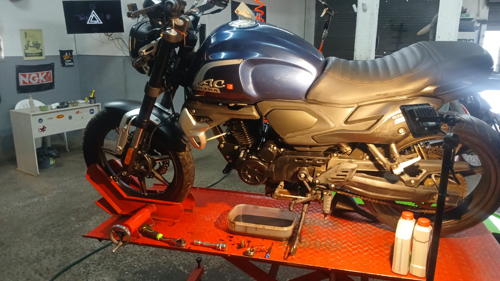 Gilera AC 4 en mantenimiento en el taller