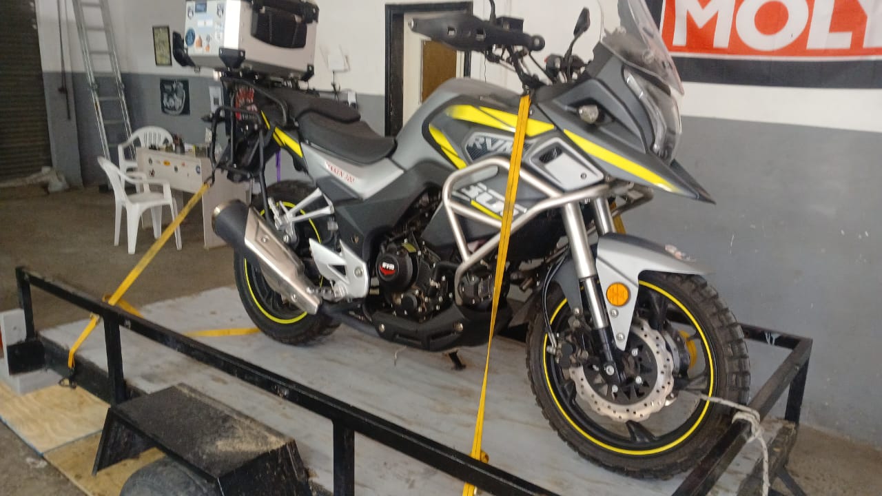 Moto adventure lista para entrega sobre trailer