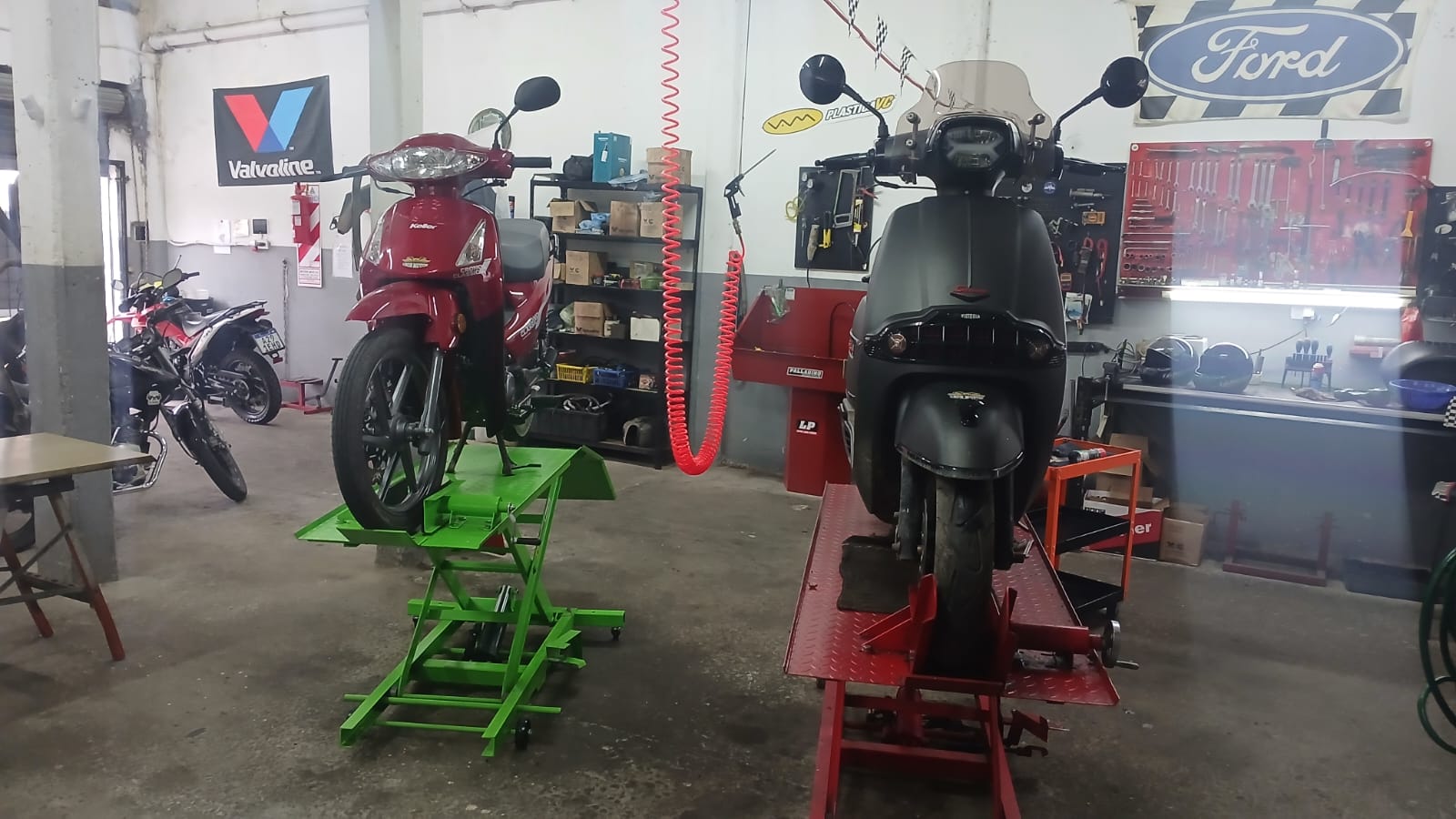Scooters y ciclomotores en los elevadores del taller